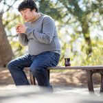 ファミリーパックを脇に抱え食べていたら心臓に激痛が走りました。